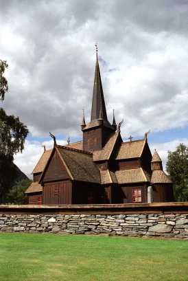 노르웨이 특징을 잘 보여주는 건축물로 스타브 교회를 들 수 잇다. 처음 기독교가 전파된 11세기 이래 처음 모습을 나타낸 목조교회양식으로 6백여개나 되는 대부분의 교회가 12세기 들어와 세워졌다. 여러 채의 집들이 종횡으로 겹쳐진 것과 같은 모양으로 기존의 교회건물의 양식과는 또 다른 느낌이다. 그동안 화재로 대부분이 소실되고 현재 24채만이 노르웨이 곳곳에 남아있는 것으로 알려져 있다. 그 중 베르겐 교외의 판토프트 Fantoft에 있는 스타브 교회는 1150년에 처음 송네피요르드 Songne fjord에 세워진 것인데 보존을 위해 1883년 이곳으로 이전, 화재로 소실된 것을 1997년 6월 6일 재 건축했다. 5층 짜리 건축물로 전설에서 따온 용을 비롯한 여러 가지 이미지들이 조각형태로 드러난다. 그보다 백년 뒤인 1250년 텔레마르크 헤르달에 세워진 스테이브식 교회는 현존하는 이 방면 최대의 건축물이다.