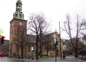 카를 요한 거리 동쪽 끝에 있는 오슬로 대성당은 노르웨이 국교인 복음주의 루터 교회의 총본산으로써 중요한 위치를 차지하고 있다. 1694년 처음 착공한 후 여러 번의 보수 공사를 거쳐 현재의 청록색 탑이 있는 고전양식 풍의 웅장한 모습이 되었다. 

북유럽의 종교는 루터의 종교개혁 이후에 집중적으로 개종하여 신교의 천국을 이루고 있다. 노르웨이의 국교는 루터의 복음교가 대부분이지만 오슬로의 공식 종교는 프로테스탄트 기독교이다. 어두운 적갈색의 건축물로 17세기 이후로 오슬로에서 중요한 교회가 되었다. 스테인드 글라스와 뾰족해 보이는 탑은 고딕 적인 느낌도 주지만, 천장화의 색감이나 청동을 많이 사용한 것이 오히려 바로크 적인 느낌을 강하게 풍긴다. 특히 18세기 제작된 6,000개의 파이프와 음계가 104단인 파이프 오르간이 유명하다. 여름에는 매주 수요일에 파이프 오르간 연주회가 열린다고 한다. 
19세기에는 소방서가 성당 꼭대기의 종 탑을 화재전망대로 사용하였다. 1697년 지어진 이 교회는 300주년을 기념하여 1997년 여름 다시 개관하기 전에 집중적인 수리를 하였다. 성당 앞 광장에는 꽃시장이 서며, 일요일과 축제일에는 신도들의 줄을 선 모습도 볼 수 있다. 
