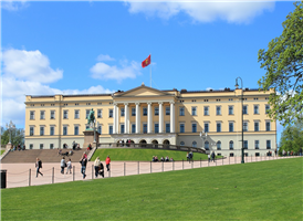 카를 요한 거리 서쪽 끝 공원 안에 위치한 왕궁(1825 ∼1848)은 카를 14세 때 짓기 시작하여 그가 죽고 난 4년 뒤에 완성된 것으로 현 노르웨이 국왕이 기거하고 있는 대 저택이다. 

건물 내부는 들어가 볼 수 없지만 주변의 정원은 일반에게 공개하고 있어 여름이면 시민들의 휴식처가 되고 있다. 칼 요한은 나폴레옹의 전사이며, 원래 이름은 쟝 밥티스테 베르나도데 Jean Baptiste Bernadotte로 1818년 당시 스웨덴 왕인 동시에 노르웨이를 지배했던 왕으로서, 왕궁 앞에 그의 청동기마상이 버티고 있다.