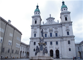 잘츠부르크의 음악제가 처음 시작된 대성당 광장에 있는 대성당은 구시가의 중심에 있다. 이 곳에는 1771년에 제작된 마리아 상이 서 있다. 원래의 대성당은 8세기에 지어졌으나 화재로 파괴되었다. 현재의 돔은 17세기 초 40년에 걸쳐 완공된 이탈리아 르네상스의 말기적 성격을 띠고 있는 바로크식 건축물로 이곳에서 1756년 모짜르트가 세례를 받았다.

입구에 들어서면 대리석 조각상인 베드로와 바울, 잘츠부르크의 수호 성인 들이 있다. 세계의 청동 대문은 믿음, 소망, 사랑을 상징한다. 안에는 유럽에서 가장 크다는 파이프 오르간이 있는 데 6천가닥의 파이프가 사용되어졌고, 음색을 바꾸는 레지스터의 수도 101개나 된다고 한다. 또한 10000명을 수용할수 있는 알프스 이북에서 가장 큰 바로크 성당이다. 대성당 오른쪽 계단으로 올라가면 대성당의 보물, 그림, 시계, 가구등을 전시하고 있는 대성당 박물관이 있다.