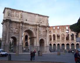 콘스탄티누스 황제 개선문은 312년에 있었던 막센티우스에 대한 콘스탄티누스의 승리를 기념하기 위해 로마의 원로원과 시민들이 313-315년에 걸친 기간에 로마의 콜로세움 부근에 세워졌다. 로마 말기 미술 양식의 변화와 황제 자신의 정치적인 의도가 잘 드러나 있다. 2000년이 지난 현재까지 거의 완벽한 본래의 원형 그대로의 모습을 간직하고 있다.
개선문은 높이 21m, 폭 25m으로 되여있으며 3개의 아치로 구성된 로마의 가장 큰 문이다. 개선문에서 남쪽으로 내려가면 카라칼라욕장과 아치아가도가 나온다.