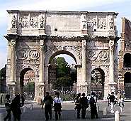콘스탄티누스 황제 개선문은 312년에 있었던 막센티우스에 대한 콘스탄티누스의 승리를 기념하기 위해 로마의 원로원과 시민들이 313-315년에 걸친 기간에 로마의 콜로세움 부근에 세워졌다. 로마 말기 미술 양식의 변화와 황제 자신의 정치적인 의도가 잘 드러나 있다. 2000년이 지난 현재까지 거의 완벽한 본래의 원형 그대로의 모습을 간직하고 있다.
개선문은 높이 21m, 폭 25m으로 되여있으며 3개의 아치로 구성된 로마의 가장 큰 문이다. 개선문에서 남쪽으로 내려가면 카라칼라욕장과 아치아가도가 나온다.