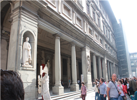 시뇨리아 광장 남쪽의 우피치 궁전 안에는 세계적으로 유명한 르네상스 시대 회하를 소장하고 있는 우피치 미술관이 있다. 또한 세계제일의 르네상스 미술관에 꼽히는 곳으로, 우피치궁으로도 불린다. 이 미술관은 ⊃자 모형으로 된 3층 건물로 1584년에 건립되었으나, 미술품 수집은 15세기 전반부터 피렌체에 군림한 메디치가의 코시모 일 베키오 시대까지 거슬러 올라간다. 코사모 1세의 시대부터, 각지에 분산되어 있던 메디치가와 그 집에 연고가 있는 미술품을 여기에 모으기 시작하여, 1737년 메디치가의 최후의 사람으로서 우피치궁의 미술품을 계승하고 있던 안나 마리아 루드비카가 토스카나 대공국에 기증하였고, 그녀의 뜻에 따라 일반에게 공개되었다.

이 곳의 전시된 미술 작품은 고대 그리스, 로마 시대의 조각들로부터 플랑드르 파와 렘브란트를 비롯한 네덜란드 회화 등 유럽 미술 작품을 망라하고 있지만 특히 르네상스 시대 하가들의 걸작들이 한데 모아져 있어 두오모와 함께 피렌체 관광의 핵심이라 할 수 있다. 이 곳은 현재 3층에 회화, 2층에 소묘와 판화, 1층에 고문서류를 수장하고 있다. 회화에는 14-16세기의 이탈리아 르네상스의 화가뿐만이 아니라 17-18세기의 바로크와 로코코의 화가, 독일과 플랑드르의 북방 르네상스 화가들의 중요한 작품도 포함되어 있다.
보티첼리의 유명한 ＂봄＂, ＂비너스의 탄생＂과 레오나르도 다빈치의 ＂수태고지＂, ＂3현왕의 예배＂, 미켈란젤로의 ＂성가족＂ 등 르네상스의 유명 작품을 한 곳에서 감상할 수 잇는 곳이 바로 이 곳 우피치 미술관이다.