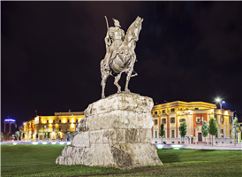 알바니아의 수도 티라나(Tirana)에서 가장 유명하고 역사 깊은 광장이다. 15세기에 당시 알바니아를 지배하고 있던 오스만투르크 제국에 맞서 싸웠으며 500여 년이 지난 지금도 전 국민의 사랑을 받는 영웅, 기에르기 카스트리오티 스칸데르베그(Gjergj Kastrioti Skanderbeg: 1405-1468)의 이름을 따랐다. 공산주의를 반영하여 설계되었으며, 아스팔트로 지어졌다. 광장에는 에템 베이 모스크(Ethem Bey Mosque), 티라나 시계탑(Clock Tower), 스칸데르베그 동상 등이 있다. 
