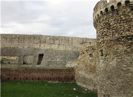 이 공원의 입구에는 각종 조각상이 늘어서 있고, 공원 주변에는 각종 타워와 유적지가 즐비하다. 성벽을 따라 오른쪽으로 가면 왕의 문(Kraljeva Kapija)이 있고, 그 문을 지나면 오른편에 로마의 우물(Rimskibunar)입구가 있다. 다음은 시계탑(Sahat Kula)이 있고, 주변에 농구장과 테니스장도 있다. 시계탑을 지나가면 제2스탐볼 문(Druga Stambol Kapija)이 나오며, 그 위에는 4만여 점의 각종 무기와 총기들을 전시하고 있는 군사박물관(Vojnimuzej)이 있다.

여러 개의 성문을 따라 걸어가면 일대의 성벽을 따라 사바강이 흐르고 멀리 베오그라드의 신시가가 눈에 들어온다. 그리고 그곳에는 베오그라드의 심볼인 승리 기념탑(Spomenik Pobednik)이 우뚝 솟아 있다. 승리 기념탑 반대편에는 동물원과 야크시치 탑(Jaksevakula), 루지짜 교회(Crkva Ruzica)그리고 그 아래쪽에는＇기적의 물＇이 솟아오른다는 성 페트카 교회(Crkva Svete Petke)가 있다.