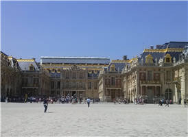 베르사이유궁은 프랑스를 방문한 사람이라면 누구나 들르는 화려함의 극치를 보여주는 명소이다. 베르사이유궁 내의 주요한 볼거리로는 왕의 광장(Cour Royal), 예배당(Chapelle), 그랑 다파르트망(Grand Appartement), 거울의 방(Galerie des Glaces), 왕비의 침실(Chambre de la Reine), 정원(Les Jardin), 그랑 트리아농(Grand Trianon), 프티 트리아농(Petit Trianon) 등이 있다. 베르사이유궁내에는 다양한 종류의 가이드가 있는데, 가이드를 활용하는 것도 좋은 관광방법이다.



정문을 지나 궁전 건물에 있는 광대한 왕의 광장(Cour Royal)이 있는데, 광장의 중앙에 루이 14세의 기마상이 있다. 궁전건물은 2층으로 되어 있는데, 볼거리는 주로 2층에 집중되어 있다. 예배당(Chapelle)는 루이 14세가 매일 예배를 드렸다는 곳으로서 1710년에 완성된 프랑스의 건축가 망사르의 걸작품이다. 흰 대리석과 황금빛이 조화를 이루고 있으며, 제단위의 조각과 천장화가 볼 만하다.



그랑 다파르트망(Grand Appartement)은 바로크 양식의 화려한 건축물로서 일주일에 세 번씩 사치스런 파티가 열렸던 장소이다. 금 장식을 한 구리, 청동, 대리석 등 고급스런 장식의 6개 방으로 구성되어 있다. 거울의 방(Galerie des Glaces)는 그랑 다타르트망과 왕비의 침실을 연결하고 있는 홀로서 길이 75m, 폭 10m, 높이 12m의 넓은 방을 17개의 벽면으로 나누어 578개의 거울로 장식한 화려함의 극치를 보여주는 곳이다.

아파르트망 드 라 렌(Appartement de la Reine)는 눈이 부실 정도로 화려한 왕비의 주거공간으로서 왕비의 침실을 포함하여 접견실 등 4개의 방으로 이루어져 있다. 궁전 뒤쪽의 광대한 정원(Les Jardin)에는 뛰어난 조각상들과 분수들이 많이 있다. 정원은 계획을 잘 세워서 돌아봐야할 만큼 광대하다. 정원에는 가장 큰 넵튠의 샘(Bassin de Neptune)을 비롯해 라톤의 샘(Bassin de Latone), 잔디밭길(Tapis Vert), 아폴론의 샘(Bassin D＇ Apollon) 등이 있다. 또한 십자모양의 너비 62m, 길이 1650m의 대운하를 의미하는 그랑 카날(Le Grand Canal)이 있는데, 여기서는 노를 젓는 보트도 탈 수 있다.



그랑 트리아농(Grand Trianon)은 루이 14세가 정부였던 맹트농 부인과의 밀회를 즐기기 위해 지은 별궁이었던 건축물로서 장미빛의 대리석으로 된 외관과 화려한 실내장식이 매우 매력적이며, 이곳에서 정원을 바라보는 전망도 매우 아름답다. 프티 트리아농(Petit Trianon)은 루이 15세의 요양소로 지어진 작은 성으로서 영국식 정원과 중국식 정원을 혼합한 아늑한 느낌의 정원이 있으며, 정원 한구석에는 아담한 초가지붕 농가를 모아놓은 시골풍 마을이 있다.