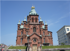카파자노카 북항구 위로 꼭대기 조그만 바위 절벽 핀란드에 러시안 정교의 대성당이 불안하게 놓여있다. 이것은 1868년 성모 승천 대 축일을 기해 완성한 스칸디나비아 반도에서 가장 큰 정교회로 비잔틴-슬라브 양식으로 만들어진 것이다.

머리에 양파형의 황금색 둥근 돔과 황금의 십자가는 이 사원의 상징이다. 러시아의 지배를 받고 있던 19세기에 러시아의 건축가 고르노스타예프가 세웠으며, 벽돌로 이루어진 천장에는 천연 물감으로 그린 그리스도와 12사도의 그림이 그려져 있다. 그러나 부가된 붉은 벽돌의 건물은 19세기 러시아 직공들에 의해 장식되었는데, 거의 구별이 없다.