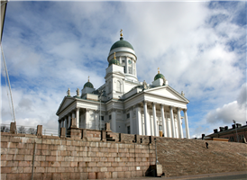 헬싱키의 상징이라고 할 수 있는 백악의 건물, 교회로 핀란드 루터파의 총본산이며 내부의 휘황찬란한 샹들리에가 유명하다. 가파른 계단과 밝은 녹색 돔과 하얀 주랑으로 조화를 이룬 모습은 바다에서 바라보았을 때 아주 뛰어나다.

     각종 국가적인 종교 행사가 거행되는 곳으로 탈린(Tallinn)과 성 페테스부르크(St. Petersburg)의 여러 부분들을 설계했던 유명한 건축가 Carl Ludvig Engel(카를 루드비히 엥겔)의 작품으로 1830년에 착공해 1852년에 완공되었으며, 예배당에서는 파이프 오르간 연주회도 자주 열린다.

    세련된 청회색의 인테리어와 하얀색의 조형물, 독일 개혁가 마르틴 루터(Martin Luther)와 필립 멜란톤(Philipp Melancthon)의 동상 뿐만 아니라 유명한 핀란드 주교 미카엘 아그리콜라(Mikael Agricola)도 돌아다니면서 감상해 보자.

    앞의 원로원 광장 Senaatintori은 약 40만 개의 화강석이 깔린 조형미 있는 정사각형 광장으로 중앙에는 러시아의 황제 알렉산드르 2세의 상이 위치하고 있다.

    후면의 지하실은 역사적·건축적 전시와 특매 시장이 자주 열리는 곳이다.