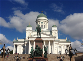 헬싱키의 상징이라고 할 수 있는 백악의 건물, 교회로 핀란드 루터파의 총본산이며 내부의 휘황찬란한 샹들리에가 유명하다. 가파른 계단과 밝은 녹색 돔과 하얀 주랑으로 조화를 이룬 모습은 바다에서 바라보았을 때 아주 뛰어나다.

     각종 국가적인 종교 행사가 거행되는 곳으로 탈린(Tallinn)과 성 페테스부르크(St. Petersburg)의 여러 부분들을 설계했던 유명한 건축가 Carl Ludvig Engel(카를 루드비히 엥겔)의 작품으로 1830년에 착공해 1852년에 완공되었으며, 예배당에서는 파이프 오르간 연주회도 자주 열린다.

    세련된 청회색의 인테리어와 하얀색의 조형물, 독일 개혁가 마르틴 루터(Martin Luther)와 필립 멜란톤(Philipp Melancthon)의 동상 뿐만 아니라 유명한 핀란드 주교 미카엘 아그리콜라(Mikael Agricola)도 돌아다니면서 감상해 보자.

    앞의 원로원 광장 Senaatintori은 약 40만 개의 화강석이 깔린 조형미 있는 정사각형 광장으로 중앙에는 러시아의 황제 알렉산드르 2세의 상이 위치하고 있다.

    후면의 지하실은 역사적·건축적 전시와 특매 시장이 자주 열리는 곳이다.