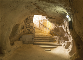 기원전 200년경에도 이 지하도시의 이야기가 거론될 정도로 역사가 깊은 카파도키아에는 여러개의 지하도시가 있다. 마치 개미집을 연상하듯이 조그만 구멍을 통해 지하로 들어가면 여러개의 방과 층으로 이뤄져있어 길을 잃을 수도 있을 만큼 복잡하다. 네브쉐히르에서 남쪽으로 20킬로미터 거리에 있는 카이마크르 지하도시는 지하 8층 깊이까지 굴이 파져있다. 이곳에는 침실과 거실, 부엌, 창고 등이 갖춰져 있으며 가축을 기르는 공간까지 마련되어 있다. 좁고 긴 통로의 한쪽에는 외부로부터 침입자가 들어왔을때 공간을 폐쇄할 수 있도록 둥근 원형을 돌 칸막이를 만들어 놓기도 했다.



언제 만들어졌는지 그 기원은 정확하지 않지만 주거인구가 늘면서 그 규모는 차츰 커졌고 이들이 지하에 도시를 만들게 된 이유는 종교적인 탄압을 피하기 위한 것으로 보인다. 지하도시는 맨처음 길 잃은 양을 찾으러 동굴로 들어간 양치기에 의해 발견되었으며 현재까지 30여개의 지하도시가 발견되었다. 현재 지하도시는 네브쉐히르에서 약 30km정도 떨어진 데린쿠유와 카이막클르에서 볼 수 있다.

 

지하도시는 지상으로 통하는 몇개의 출입구를 제외하고는 지상에서 전혀 알아볼 수 없을 정도이며 그 출입구 조차도 우물이나 동굴 같은 것으로 위장되어 있었다. 그리고 그 출입구 안으로는 커다란 돌문의 특수 장치가 있어 안에서는 열고 닫기가 손쉽지만 잠긴 상태에서는 밖에서 여는 것은 거의 불가능했다. 이런 것으로 보아 지하도시는 방어에 최선을 다 한 것으로 보인다. 지하도시의 규모는 상당히 방대하고 복잡해서 현재까지도 정확한 규모를 알 수 없으며 따라서 완전히 개방된 것은 아니다. 세월이 흘러 인구가 늘어나면서 계속해서 도시를 늘려가 지하 몇 층까지 연결되어 있는지 정확하게 알 수 없다.   



1964년 일반에게 공개된 카이마크르 지하도시는 현재 지하 4층 까지만 개방되어 있다. 약 2만명 정도가 살았을 것으로 추정되는 이곳은 위에서 보내는 신호가 지차 끝까지 전달될 수 있도록 만든 울림통이나 환기구 등이 잘 갖춰져있다. 입구로 들어서면 여러 갈래의 통로가 나 있다. 지하도시에서 길을 잃으면 밖으로 나오기 힘들기 때문에 입구에서부터 빨단 카이마크르에서 남서쪽으로 약 10킬로미터 거리에는 이보다 더 큰 규모의 지하도시를 건설했던 사람들은 이슬람교가 유세했던 당시 기독교인들이 박해를 피해 생활했던 것으로 알려지고 있다. 



카파도키아는 터키의 지리적 중심에 위치하면서도 고난의 역사가 많이 남아 있는 유적기의 고장이기도 하다. 원뿔형 바위가 넓게 분포하고 있는 비경 속에는 초기 기독교 역사의 슬픈 수도자들의 고난이 서려 있고 이들이 고행을 했던 장소들은 누구나 쉽게 볼 수 없었던 계곡과 깊은 산중의 골짜기들이었다. 지금은 이슬람을 신봉하는 사람들과 기독교를 믿는 사람들이 평화롭게 살아가지만 오래 전에는 그렇지 않았다. 조교에 대한 숭고한 사랑을 후세의 사람들은 성지를 찾아다니며 느끼고 있다. 터키가 기독교인들의 끊임없는 사랑을 받는 것도 초기 기독교 역사에서 숭고한 신앙심으로 고난을 이겨낸 사람들의 고통스런 시간이 있기 때문이다.



지하도시는 가이드의 안내로 돌아볼 수 있는데 매우 복잡하고 미로형의 구조를 띠고 있어서 자칫 길을 잃기 쉽다. 때문에 가이드가 안내하는 경로 이외에는 입장할 수 없는 곳이 많다. 지하도시의 각 장소들은 지금도 불을 피운 흔적이나 선반 모양의 침대들이 있어 당시의 용도를 알수 있다.