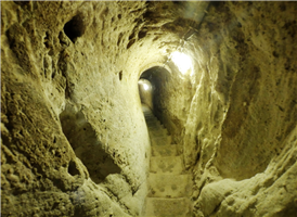기원전 200년경에도 이 지하도시의 이야기가 거론될 정도로 역사가 깊은 카파도키아에는 여러개의 지하도시가 있다. 마치 개미집을 연상하듯이 조그만 구멍을 통해 지하로 들어가면 여러개의 방과 층으로 이뤄져있어 길을 잃을 수도 있을 만큼 복잡하다. 네브쉐히르에서 남쪽으로 20킬로미터 거리에 있는 카이마크르 지하도시는 지하 8층 깊이까지 굴이 파져있다. 이곳에는 침실과 거실, 부엌, 창고 등이 갖춰져 있으며 가축을 기르는 공간까지 마련되어 있다. 좁고 긴 통로의 한쪽에는 외부로부터 침입자가 들어왔을때 공간을 폐쇄할 수 있도록 둥근 원형을 돌 칸막이를 만들어 놓기도 했다.



언제 만들어졌는지 그 기원은 정확하지 않지만 주거인구가 늘면서 그 규모는 차츰 커졌고 이들이 지하에 도시를 만들게 된 이유는 종교적인 탄압을 피하기 위한 것으로 보인다. 지하도시는 맨처음 길 잃은 양을 찾으러 동굴로 들어간 양치기에 의해 발견되었으며 현재까지 30여개의 지하도시가 발견되었다. 현재 지하도시는 네브쉐히르에서 약 30km정도 떨어진 데린쿠유와 카이막클르에서 볼 수 있다.

 

지하도시는 지상으로 통하는 몇개의 출입구를 제외하고는 지상에서 전혀 알아볼 수 없을 정도이며 그 출입구 조차도 우물이나 동굴 같은 것으로 위장되어 있었다. 그리고 그 출입구 안으로는 커다란 돌문의 특수 장치가 있어 안에서는 열고 닫기가 손쉽지만 잠긴 상태에서는 밖에서 여는 것은 거의 불가능했다. 이런 것으로 보아 지하도시는 방어에 최선을 다 한 것으로 보인다. 지하도시의 규모는 상당히 방대하고 복잡해서 현재까지도 정확한 규모를 알 수 없으며 따라서 완전히 개방된 것은 아니다. 세월이 흘러 인구가 늘어나면서 계속해서 도시를 늘려가 지하 몇 층까지 연결되어 있는지 정확하게 알 수 없다.   



1964년 일반에게 공개된 카이마크르 지하도시는 현재 지하 4층 까지만 개방되어 있다. 약 2만명 정도가 살았을 것으로 추정되는 이곳은 위에서 보내는 신호가 지차 끝까지 전달될 수 있도록 만든 울림통이나 환기구 등이 잘 갖춰져있다. 입구로 들어서면 여러 갈래의 통로가 나 있다. 지하도시에서 길을 잃으면 밖으로 나오기 힘들기 때문에 입구에서부터 빨단 카이마크르에서 남서쪽으로 약 10킬로미터 거리에는 이보다 더 큰 규모의 지하도시를 건설했던 사람들은 이슬람교가 유세했던 당시 기독교인들이 박해를 피해 생활했던 것으로 알려지고 있다. 



카파도키아는 터키의 지리적 중심에 위치하면서도 고난의 역사가 많이 남아 있는 유적기의 고장이기도 하다. 원뿔형 바위가 넓게 분포하고 있는 비경 속에는 초기 기독교 역사의 슬픈 수도자들의 고난이 서려 있고 이들이 고행을 했던 장소들은 누구나 쉽게 볼 수 없었던 계곡과 깊은 산중의 골짜기들이었다. 지금은 이슬람을 신봉하는 사람들과 기독교를 믿는 사람들이 평화롭게 살아가지만 오래 전에는 그렇지 않았다. 조교에 대한 숭고한 사랑을 후세의 사람들은 성지를 찾아다니며 느끼고 있다. 터키가 기독교인들의 끊임없는 사랑을 받는 것도 초기 기독교 역사에서 숭고한 신앙심으로 고난을 이겨낸 사람들의 고통스런 시간이 있기 때문이다.



지하도시는 가이드의 안내로 돌아볼 수 있는데 매우 복잡하고 미로형의 구조를 띠고 있어서 자칫 길을 잃기 쉽다. 때문에 가이드가 안내하는 경로 이외에는 입장할 수 없는 곳이 많다. 지하도시의 각 장소들은 지금도 불을 피운 흔적이나 선반 모양의 침대들이 있어 당시의 용도를 알수 있다.