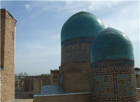 비비하님은 티무르의 아내 8명중 그가 가장 사랑했던 왕비의 이름이다. 티무르는 비비하님 모스크를 짓기 위해 인도와 페르시아에서 벽돌공과 건축가, 예술가들을 불러들였다. 가장 크고 아름다운 사원을 지으려던 티무르이 노력 덕분에 비비하님 모스크는 중앙아시아 최고의 모스크로 손꼽힌다.