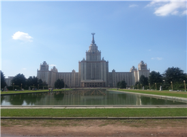 우선 러시아를 가장 대표할 만한 최대의 종합대학인 모스크바 국립대학교는 18세기 러시아 학자인 M.V 로모노소프가 러시아 학생들을 위한 고등교육기관 창설의 필요성을 원로원에 건의, 엘리자베타 페트로브나여제의 칙령으로 1755년 설립되었다. 250년의 유구한 전통과 역사를 간직한 세계적 대학으로서 유럽 및 아시아, 아프리카의 180개 이상의 대학들과 교류하고 있다.