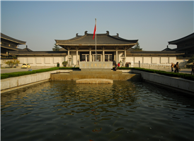 중국의 전통 건축의 미를 살린 섬서성 역사박물관은 서안 남쪽 교외 대자은사 대안탑 서북쪽에 자리잡고 있다. 

건축면적 5만 6천㎡의 넓은 부지에 개관된 섬서성 역사 박물관은 고전과 현대의 건축예술을 한데 어울려놓은 건축물로 중국에서도 손꼽히는 대규모 박물관이다. 그 규모로는 중국에서 2번째이다. 

여섯 부분으로 이루어진 박물관은 주, 진, 한, 수, 시대의 역사유물들을 중심으로 11만여 건에 이르는 진품 문물을 전시하고 있다. 이외에도 당대 능묘에서 출토된 40 여 폭의 채색벽화는 중국 미술사에 중요한 위치를 차지하고 있는 것으로 방문객들에게 백미로 꼽히고 있다. 역사박물관은 인민페 1.44억원을 투자하여 건설한것이고 1991년 6월에 개방하였다. 박물관에는 중화문명의 발전과정과 휘황한 섬서성의 역사문화를 재현하였다.
