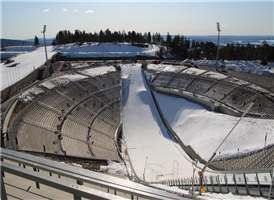 릴레함메르에서는 1994년 2월 12일부터 27일까지 제 17회 동계올림픽 대회가 개최되었다. 여러 시설 중에서 오로라를 이미지한 세계 최대의 피겨 스케이트 경기장 Hamar Olympiske Amfi(Nordlyshallen 오로라 홀 이라는 의미)이  특히 아름답다.