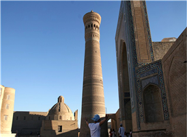 부하라의 상징으로 가장 오래되고 가장 높은 미나레트(첨탑)이다. 칼란이란 페르시아어로 '크다'는 뜻이고 미나레트는 '첨탑'이라는 말이다. 높이 46ｍ의 칼란미나레트는 중앙아시아에서 가장 높은 탑이다. 18~19세기 부하라 시대에는 죄인들을 이 탑의 꼭대기에서 내던져 처형했다고 해서 '죽음의 탑'이라고 불리기도 한다. 탑의 안으로 들어서면 나선형 계단이 있다. 탑 주변은 한줄기의 푸른 타일로 장식해서 신비감을 더해준다. 옛날 칭기즈칸은 칼란미나레트를 목표로 부하라를 침공했으며, 이 때문에 탑이 파괴되지 않았다고도 전해진다. 미나레트는 망망한 사막에서 오아시스의 도시를 찾는 대상들에게 사막의 등대가 되었다. 미나레트는 사람들에게 하루 5차례 예배시간을 알려주는 기능과 함께 밤에는 사막의 등대 역할을 했던 것이다. 옛날 캄캄한 사막을 여행하던 대상들은 탑의 꼭대기에 밝혀진 불빛을 목표로 물과 음식 그리고 사람들의 환대가 기다리는 오아시스를 향해 지친 몸을 이끌었을 것이다.