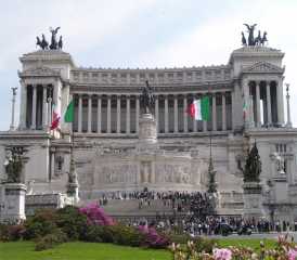 로마에서 가장 복잡한 곳으로 교통의 요지이다. 광장 중앙에 위치한 건물은 일명 '비토리아노'로 불리고 있으며 이탈리아를 통일한 비토리오 엠마누엘레 2세를 기리기 위한 기념관이다. 기념관의 중앙부 계단에는 제 1차 세계대전 당시 전사한 무명용사의 무덤이 있고 그 앞의 꺼지지 않는 불을 항상 두명의 군인이 지키고 있다. 광장의 왼쪽에 있는 베네체아 궁전의 2층 테라스는 무솔리니가 제 2차 세계대전 당시 파시즘을 주창하며 군중들을 선동하던 장소이다.