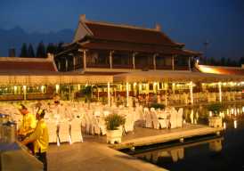 태국에서 최대의 규모를 자랑하는 레스토랑으로서 약 700명을 수용할 수 있는 곳입니다. 전통적인 중국건축 스타일의 레스토랑은 고대 중국건축문화를 경험하게 하며, 8에이커가 넘는 넓은 대지위에 세워져 있습니다.

 방콕 남부 방나 지역에 위치한 로얄드래곤은 세계에서 가장 큰 레스토랑으로, 기네스북에 기록되기도 하였으며 요리제공시 스케이트를 타고 서비스를 제공합니다.

 A,B,C로 나뉘어진 세트정식과 함께 1,000여 가지가 넘는 다양한 현지식을 맛볼 수 있으며 현지에서 갓 잡아올린 싱싱한 해산물을 사용하여 언제나 신선하고 맛있는 요리를 만나볼 수 있습니다. 저녁식사시에는 태국전통쇼 뿐만 아니라 중국전통춤 공연이 펼쳐져서 오감이 만족하는 식사시간을 가지실 수 있을 것입니다.