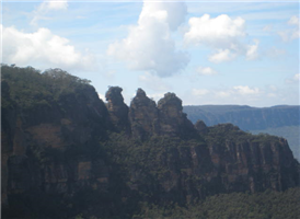 푸른빛으로 가득한 블루마운틴의 신선한 공기를 즐기며 세자매봉과 카툼바 폭포를 만끽할 수 있으며 호주에서만 구경할 수 있는 코알라와 캥거루를 볼 수 있다.