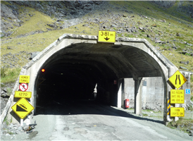밀퍼드 사운드로 가는 도로상에서 꼭 통과 해야하는 호머 터널은 1953년에 착공되어 근 20년이 지나서야 완공된 터널로 여러명의 인부들이 공사도중 목숨을 잃을 정도로 험난한 공사였다고 한다. 이런 아픈 과거를 가지고 있지만 현재 호머 터널은 밀퍼드 사운드로 가는 도로에 없어서는 안될 통행구의 역할을 하게 되었으며, 터널주위의 암석지대와 지세가 아름다워 잠시 차를  세우고 기념사진을 찍는 장소이기도 하다.



 



 



