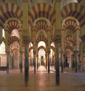 이 이슬람교 사원은 도시의 역사적인 심장부에 위치해 있고, 스페인 전체의 이슬람교도 예술 중에 가장 아름다운 것 중 하나라고 한다. 785년 아라비아 왕족 압달라만 1세가 건축을 명했고, 그 후 후세들이 확장하기 시작했다. 내부의 기둥과 2단 아치는 매우 아름답다. 1236년부터 이곳은 기독교 교회로 사용되었고 1523년 사원의 건물 안 중앙에 성당이 세워졌다. 인터리어는 비잔틴 모자이크와 대리석으로 가득차 있다.