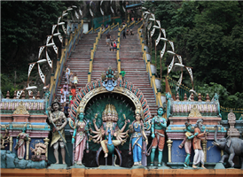쿠알라 룸푸르 북쪽으로 13km 정도의 거리의 셀랑고르(Selangor)주에 위치한 바투 동굴은 웅장한 석회암으로 이루어진 거대한 동굴로, 인도를 제외한 최대 규모의 힌두교 성지이다. 
타이푸삼(Thaipusam)이라는 힌두교 축제 기간 동안에는 수없이 많은 힌두교 신자들과 관광객이 모여드는 유명 관광지인 이곳은 동굴 입구에 이르기까지는 272계단을 올라야 하는데 이는 사람이 태어나서 행할 수 있는 272가지 죄악을 고해하며 걷는다는 힌두교 믿음에서 비롯된 것이다. 
계단 밑의 평지에는 다양한 힌두교 기념품은 물론 현지인들 사이에서 인기 있는 저렴하고도 맛있는 인도 요리를 맛볼 수 있는 가게들이 줄지어있다.