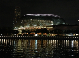 열대과일 두리안을 닮은 돔형 지붕의 건물 2개 동을 중심으로 꾸며진 대형 공연극장 '에스플리네이드'
음양의 조화와 자연친화적 디자인을 도입한 건물로, 항구도시 싱가포르의 랜드마크가 되는 것은 물론  2002년 개관 이래 아시아 최고급 공연장으로 자리잡았다. 오페라, 발레, 뮤지컬을 위한 1천9백58석 규모의 공연장과 1천8백23석짜리 콘서트홀, 2백20~2백50명을 수용하는 리사이틀 스튜디오(2개), 50명까지 입장할 수 있는 리허설 스튜디오, 1천명을 위한 야외공연장 2개와 미술관, 도서관, 쇼핑몰으로 구성되어 있다.