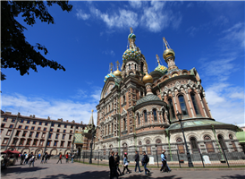 피의 사원은 1907년 데카브리스트당원들에게 살해 당한 알렉산드르 2세를 기리며 세워졌다. 이 장소는 당시 알렉산드르 2세가 피를 흘린 곳이다. 모스크바에 있는 바실리 사원의 형태를 부분적으로 본땄으며, 전체적으로는 '러시아 양식' 건축형태를 지니고 있다.