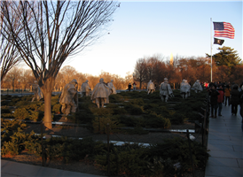 “알지도 못하는 나라, 만나본 적도 없는 사람들을 지켜달라는 부름에 응한 미국의 아들, 딸들을 기리며…”. 미국 워싱턴 시내에 있는 한국전참전기념공원에 새겨진 글귀다.

이 기념공원에는  6.25의 참상이 적나라하게 묘사되어 있다.  미군병사 19명의 전투장면을 동상으로 새겨 동이트고 석양이 질때까지 동상의 그림자가 공원주변을 맴돌면서 그림자를 포함한 38명의 미군병사 모습에서 38선을 상징토록 했다.