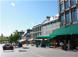 몬트리올 구시가지의 중심가에 자리한 자끄 까르띠에 광장(Place Jacques cartier)은 항상 활기가 넘친다.  통치자였던  Horatio Nelson의 동상이 광장의 중앙에 서 있다. 또한 광장에서 보이는 올드 포트는 환상적인 전망으로 유명하다. 광장에는 관광객들과 많은 상인들, 거리의 예술가들로 활기가 넘친다. 또한 거리마다 줄을지어 있는 카페와 레스토랑에선 관광객들의 웃음소리가 가득하다. 