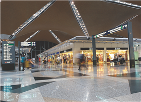 ‘쿠알라 룸푸르 국제 공항’ (Kuala Lumpur International Airport)
인천,싱가폴,홍콩과 더불어 손꼽히는 최첨단 국제공항으로서, 한 쿠알라 룸푸르에서 남쪽으로 약 50킬로미터 떨어져있다. ‘숲 속의 공항’을 설립 테마로 하여 건설, 1998년에 개항됐으며, 나무에 에워싸인 터미널이 매우 아름답고 인상적이다. 도착로비는 3층, 출발 로비는 5층에 있으며, 4층은 환승 등을 위한 통로이다. 공항은 메인 터미널 빌딩(MTB)과 콘택트 피어(CP), 새틀라이트 터미널 빌딩(STB) 으로 구성되어 있다. 공항의 중심인 MTB에는 국제선과 국내선의 체크인 카운터, 출입국 심사대, 세관 등의 시설이 있다. 한편 STB는 국제선 터미널이며, 환승 안내 데스크와 환전소 등이 있다. 그 사이의 CP가 국내선과 국제선이 오가는 게이트이다.
쿠알라 룸푸르 직항편을 이용하여 도착했을 경우에는 STB에 도착한 후, 에어로 트레인으로 CP로 이동하여 3층에 내려 입국 심사를 받는다. 페낭, 랑카위, 코타 키나발루, 쿠칭을 경유하여 도착했을 경우, CP에 도착한 뒤 그대로 입국 심사대로 가면 된다. 
▨ 면세점 및 기념품 가게 : 면세점은 3층 도착 로비의 입국 심사대 바로 뒤와 새틀라이트 터미널 빌딩 안에, 기념품 가게는 5층 출발 로비의 쇼핑 구역 안에 있다. 
 ▨ 안내소 서비스 : 공항 내 안내소에는 말레이시아 관광 안내를 겸한 지도나 자료가 비치되어 있어 시내로 나가기 전에 가지고 가는 것이 좋다. 공항에서 발행하는 정기간행물(KLIA Magazine)에는 공항 안내도와 시내 교통 기관, 노선 요금표 등이 실려 있어 편리하다. 
▨수하물 보관소 : 5층 출발 로비와 국내선 체크인 카운터 안쪽 쇼핑 구역에 있으며 24시간 영업한다. 
▨ 은행 및 환전소 : 5층 출발 로비, 4층으로 내려가는 에스컬레이터 앞에 있다. 각 층마다 현금자동지급기가 있어 편리하다. 
▨ 우체국 : 5층 출발 로비 쇼핑 구역 안에 있다. 영업 시간은 오전 8시 30분부터 오후 5시까지 이다. 
▨ 공항에서 시내로 가는 방법은 버스나 택시, 그리고 KLIA Express 등을 이용한다.
일반 택시(바제트 서비스)로 시내 중심부까지 갈 경우에는 약 70링깃 정도, 리무진 택시(프리미엄 서비스)로 갈 경우에는 91,70링깃 정도가 필요하다. 리무진 택시 승차권 판매소는 3층 도착 로비의 세관 출구 앞이나 도착 로비 오른쪽 안쪽에 있다. 
승강장은 모두 3층 도착로비 중앙 출구에 있으며 시내 중심부까지 약 60분이 소요된다.
버스는 디럭스 버스와 세미 디럭스 버스가 있으며, 6시 45분부터 심야 12시 30분까지, 30분 간격으로 운행된다. 시내까지의 요금은 16-23링깃이다. 승차권은 3층 도착 로비 세관을 나온 지점에 있는 판매소나, 터미널 정면의 주차 빌딩 1층에 있는 버스 정류장에서 판매하며 시내까지는 약 60분이 소요된다.
KLIA Express는 매 15분마다 출발하여 쿠알라 룸푸르 중앙역까지 운행하는 기차로, 비성수기에만 오전 9시부터 오후 4시까지 그리고 밤 10시부터 자정까지 20분 간격으로 운영한다. 쿠알라 룸푸르 중앙역까지 가는 마지막 열차는 자정에 출발한다