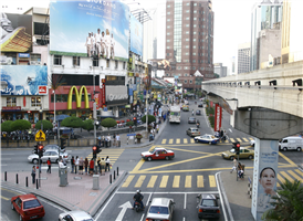 쿠알라 룸푸르 트렌드의 중심 스타힐 갤러리(Starhill Gallery)를 비롯해 쇼핑센터와 호텔이 밀집한 부킷 빈탕은 쿠알라 룸푸르에서 가장 번화한 지역이다. 특히 술탄 이스마일 거리(Jalan Sultan Ismail)를 기준으로 동쪽에는 고급 쇼핑몰과 호텔이 자리하고 있어, 대도시 관광과 브랜드 쇼핑을 즐기는 여행객이라면 쿠알라 룸푸르의 화려한 매력에 빠질 수 있다. 
부킷 빈탕 서쪽에는 실속파 여행객들을 만족시킬 수 있는 중급 호텔, 오래된 상점들, 저렴한 마사지 숍 등이 자리하고 있다. 그중에서도 알로 거리(Jalan Alor)는 쿠알라 룸푸르의 밤을 맛있게 즐길 수 있는 포장마차 거리로 유명하다. 거리 양쪽으로 늘어선 포장마차에서 저렴하면서도 맛 좋은 요리를 마음껏 골라 먹을 수 있는데, 초저녁부터 늦은 밤까지 항상 사람들로 붐빈다. 트렌디한 레스토랑과 카페가 모여 있는 창캇 부킷 빈탕 거리(Jalan Changkat Bukit Bintang)에 가면 제대로 된 서비스를 받으며 분위기있는 식사를 즐길 수도 있다. 창캇 통신(Changkat Tong Shin)에 모여 있는 저렴하면서도 손 맛 좋은 마사지숍에 들르는 것도 좋겠다.