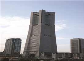 랜드마크 타워는 일본에서 제일 높은 타워이다. 지하 4층, 지상 70층, 옥상 3층에 최고 높이는 296m이다. 

오피스나 호텔등의 시설을 갖춘 초고층 복합빌딩으로, 크게 타워동과 쇼핑몰인 플라자동으로 나뉜다. 쇼핑몰은 5층과 7층 일부에 있는데, 5층은 갤러리식 쇼핑몰로 200m 길이에 170여 개의 점포가 들어서 있다. '랜드마켓 플라자'로 불리며, 아트리움과 가든 스퀘어 등의 부대시설을 갖추었다.
또한, 어뮤즈멘트 시설 '코스모월드'도 있다.

69층에는 일본 최고 높이의 전망대를 자랑하는 스카이 가든이 있다. 전면이 유리로 둘러싸여 있어 요코하마 항구와 바다는 물론, 사방의 전경을 한눈에 볼 수 있어 일명 '하늘의 산책로'로 불린다. 
전망대에서 바라보는 야경이 특히 아름답다. 

그 밖에 타워의 현관 입구에 있는 독 야드(Dock Yard) 가든은 길이 107m, 너비 29m, 깊이 10m로 1995년 12월 국가 중요문화재로 지정되었다. 
