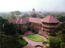 1897년 유럽에서 돌아온 라마 5세가 두싯 정원 조성 때 함께 만든 궁전. 태국 전통을 유지한 유럽풍의 건물이다. 1901년에 완공돼 1906년까지 라마 5세와 그의 가족들을 위한 궁전으로 사용됐다. 세계에서 가장 큰 티크목 건물로 유명하다. 못을 하나도 사용하지 않고 건축했으며, 내부에는 모두 81개의 방을 만들었다. 

1932년부터는 왕실 용품보관소로 사용됐고, 1982년에 현재 왕비인 씨리낏에 의해 박물관으로 개조돼 일반에게 공개됐다. 팔각형의 4층 건물에는 침실, 국왕실, 욕실 등을 포함한 31개의 전시실이 있다. 라마 5세 사진, 개인 소장 예술품, 공예품은 물론 은, 세라믹, 크리스탈 공예품을 감상할 수 있다. 반바지와 소매없는 옷을 입을 경우 내부 입장이 불가함으로 복장에 유넘해야한다. 또한 내부에서는 사진촬영이 금지된다.