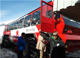 아사바스카 빙하 위를 두발로 경험할 수 있는 투어로 셔틀버스를 타고 빙하의 중간지점인 해발 2133m까지 올라가서 특수 설계된 설상차로 갈아탄다. 한여름이라도 선글라스와 방한복을 준비하자.