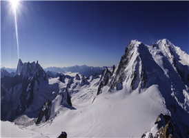 알프스 자락, 눈의 마을 샤모니는 몽블랑을 구경할 수 있는 프랑스의 마지막 마을이다. 
이탈리아와 국경을 마주하고 있어 알프스 여행의 기점이 되는 샤모니의 원래 이름은 샤모니-몽블랑 Chamonix-Mont-Blanc이다. 해발 4810m의 몽블랑은 유럽 대륙 최고봉으로 일년내내 만년설로 뒤덮혀 웅장하다. 샤모니는 18세기만 해도 아르브 강 오른편에 아담한 목조 가옥들이 옹기종기 모인 작은 마을 이었다. 하지만 지금은 강을 중심으로 시내가 펼쳐지며 관광도시의 면모를 갖추고 있다. 인간의 접근을 거부해서 '악마의 저주받은 산'으로 불렸던 몽블랑이 여행객들로부터 사랑을 받기 시작한 것은 1786년,자크 발마와 미셀 파카르 Dr. Paccard에 의해 정복된 다음부터다. 이후여름에는 등산과 피서, 겨울에는 스키를 즐기려는 사람들이 몰려드는 휴양 마을이 되었다. 고원 지대의 산악 마을 답게 운치 있는 목조 가옥들과 거리 풍경으로 알프스의 정취를 가득 담고 있다. 샤모니에서 케이블카를 타고 에귀 뒤 미디에 오르면 웅장한 알프스의 눈덮힌 설경을 감상할 수 있다. 