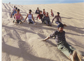 오직 사막에서만 즐길 수 있는 모래썰매를 체험합니다.