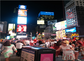 타임스퀘어(Times Square)는 미국 뉴욕 맨해튼 섬의 중앙부를 비스듬히 뻗는 브로드웨이 42번가(街)와 만나는 일대입니다. 음식점 · 영화관 · 극장 · 상점이 집중하는, 뉴욕에서 제일가는 환락가로서 특히 밤에 붐빕니다. 그 중심의 광장엔 섣달 그믐날 밤 신년을 축하하려는 사람들로 가득 찹니다.