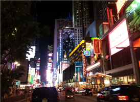 타임스퀘어(Times Square)는 미국 뉴욕 맨해튼 섬의 중앙부를 비스듬히 뻗는 브로드웨이 42번가(街)와 만나는 일대입니다. 음식점 · 영화관 · 극장 · 상점이 집중하는, 뉴욕에서 제일가는 환락가로서 특히 밤에 붐빕니다. 그 중심의 광장엔 섣달 그믐날 밤 신년을 축하하려는 사람들로 가득 찹니다.