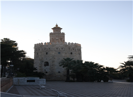 1221~1222년 사이에 적군함으로부터 도시를 보호하기 위하여 세비야를 흐르는 과달키비르 강어귀에 세운 황금의 탑은 12각형 모양으로 Alcazar에서 강으로 이어지는 마지막 방어벽의 일부분으로 만들어졌다.
세비야에 있는 Almohade 시대의 마지막 작품 중 하나로 이 탑의 이름은 한때 돔을 덮었던 황금 타일로 햇빛이 반사된되서 연유되었다. 
지금은 유명한 스페인 항해자와 선박의 모형과 그림 등이 전시되어 있는 해군 박물관으로 이용되고 있다.