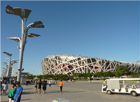 2008년 뜨거웠던 북경 올림픽의 주 경기장(국가체육장-國家體育場)으로 개, 폐회식 등 중요한 행사가 치뤄졌던 의미 있는 공간이다. 새 둥지를 형상화한 독특한 외형때문에 새 둥지를 뜻하는 "냐오챠오" 라는 애칭으로 불리운다. 