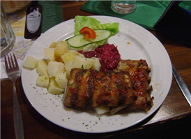 체코의 전통적인 음식은 돼지고기에 감자 또는 KNEDLIKY(체코식 찐빵)와 ZELI(절인 양배추)를 곁들인 식사라 할 수 있다. 그 중 베프조바 제브리카(VEPŘOVÁ ŽEBÍRKA)는 어린 돼지의 등갈비살을 통째로 잘라 매콤한 특제소스를 발라 오븐에 구운 요리로 체코에서 즐길 수 있는 또 다른 별미 요리이다.