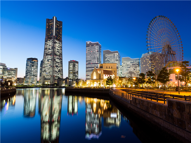 '미래의 항구 도시'란 프로젝트로 개발되어진 70층 빌딩인 랜드마크타워를 중심으로 밤이 되면 '요코하마 코스모월드'와 고층빌딩의 불빛이 어울어져 환상적인 야경을 만들어낸다. 