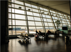 1992년 11월 착공해 2001년3월 개항했다. 인천국제공항은 김포국제공항이 여객 및 화물 수송의 증가를 감당할 수 없게 됨에 따라 이를 대체할 신국제공항으로 건설되었다. 공항부지면적은 1,171만 6,000㎡이며 승객들이 항공기를 타기 위해 이용하는 여객터미널은 49만 6,000㎡이다. 또한 개항 당시인 2001년 3월 기준으로 연간 여객 2,700만 명, 화물 170만t을 처리할 수 있으며, 2010년에는 여객 3,287만 명, 화물 337만t, 2020년에는 여객 1억 명, 화물 700만t 처리를 목표로 하고 있다.
인천국제공항은 지리적으로 동북아시아 교류의 중심지에 위치하고 있다. 비행거리 3시간 이내에 있는 인구 100만 이상의 도시가 43개에 이르고 미국 동부까지도 중간기착 없이 비행할 수 있는 등 지리상의 이점이 커 세계적인 공항으로 발돋움할 전망이다. 그러나 인천국제공항은 육지가 아닌 섬 위에 세워진 관계로 공항이 위치한 영종도와 인천 육지부를 연결하는 인천국제공항 고속도로를 통해서만 공항에 접근할 수 있어 문제점으로 지적되고 있다.
