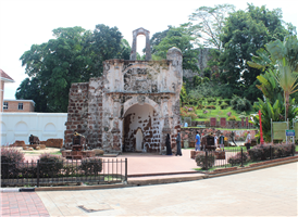 세인트 폴 교회(St. Paul’s Church)와 함께, 말라카를 대표하는 관광지 중 하나인 산티아고 요새(Porta de Santiago)는 1511년 포르투갈이 말라카를 통치하던 당시 세워진 요새이다.현지인들에게는 ‘에이 파모사(A’Famosa)’라고 불리는 산티아고 요새는 당시에는 난공불락의 요새로서 굳건함을 과시하였으나, 네덜란드군과 영국군의 침략으로 대부분이 무너지게 되었다. $%운 좋게도 1670년 네덜란드의 관리에 의해 다시 복원되었으며, 360여 년이 지난 지금은 성의 정문만 남아있게 되었다. 당시 굳건했던 요새의 모습을 현재는 찾아보기 어렵지만, 요새 정문의 낡은 외벽에서 풍기는 분위기와 요새 입구 주변에 놓인 구형 포들을 통해 말라카의 오랜 세월의 흔적과 치열했던 전투 현장을 엿볼 수 있다. 

에이 파모사 요새의 산티아고 문은 현재 네덜란드 동인도 회사의 로고로 사용되고 있으며, 또한, 에이파모사의 안쪽에서는 젊은 아티스트나 뮤지션들이 자신만의 독특한 작품들을 선보이거나 공연을 진행하고 있어 에이파모사의 예스러우면서도 그림 같은 분위기를 더욱 살려주고 있다.