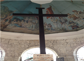 페르디난도 마젤란이 1521년 4월 21일 필리핀 최초의 그리스도 교도가 된 추장 라자후마본(Rajah Humabon)과 그일족들이 페드로 발데라마(Fr. Pedro Valderama) 신부에게 세례를 받은 것을 기념하기 위해 세웠다.
 한편, 1525년부터 1740년까지 아우구스틴들은 이 지역에 성당을 세우기 시작했다. 그러나 십자가를 만지거나 조각을 달여 마시면 무병장수하여 신의 은총을 받는다고 세부 사람들 때문에 십자가는 조각조각 떨어져 나갔다. 그래서 원본 십자가를  안전하게 보존하기 위해 "틴달로"(tindalo) 나무로 만든 여닫이 창에 보관하였고, 현재 바실리카 미뇨르 델 산토니뇨(Basilica minore del Sto. Nino) 옆에 있는 전시관에서 볼 수 있다. 