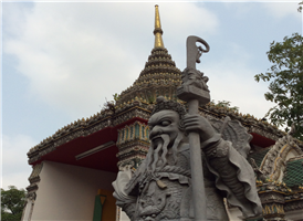 타이 왕궁 뒤쪽에 위치하며 방콕에서 가장 넓은 규모의 사원이며 1793년에 라마 1세가 건립하고 1832년 라마 3세가 누워 있는 거대한 불상(와불상)을 이곳에 봉안했다.타이에서 최초의 대학이 건립되었던 곳이기도 하며 한때 타이의 교육 중심가였다. 현재는 전통의학센터로 명맥을 잇고 있으며, 유명한 안마연구소도 이곳에 위치해 있다.