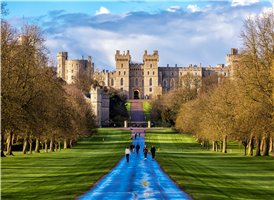 영국의 왕실 소유로 실제 사용되고 있으며 약 900년이 된 가장 오래되고 규모가 큰 성입니다. 