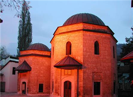 오늘날의 사라예보를 건설한 오스만 제국의 술탄을 기념하여 가지후스레프 베그 모스크에 시신이 안치되어 있다.