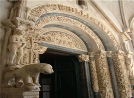 크로아티아에서 가장 정교한 건물에 속하는 라도반 성당은 라도반과 그의 동료들이 만들어서 '라도반의 정문'이라는 이름을 갖게 되었다. 정문 양 옆으로 여러겹으로 된 기둥의 조각들은 정교하면서도 복잡하며 양옆으로 아담과 이브가 베니스를 상징하는 사자위에 서있다. 이 아담과 이브는 달마치아(크로아티아의 한 지방, 아드리아 해를 사이에 두고 이탈리아와 서로 바라보고 있다.)에서 가장 오래된 누드이며 누드 상 바로 옆 기둥에 성인들의 모습이 조각되어 있고 문쪽 에는 여러 풍속적인 장면이 새겨져 있는데 이 장면들은 달력의 달을 나타낸다. 그리고 작은 기둥에 사냥을 하고 있는 모습, 액자 속에는 다양한 상상 속의 동물들이 화려한 꽃으로 장식 되어 있다. 문 바로 윗부분은 반달 모양의 아치에 아기예수 탄생이 새겨져 있다.